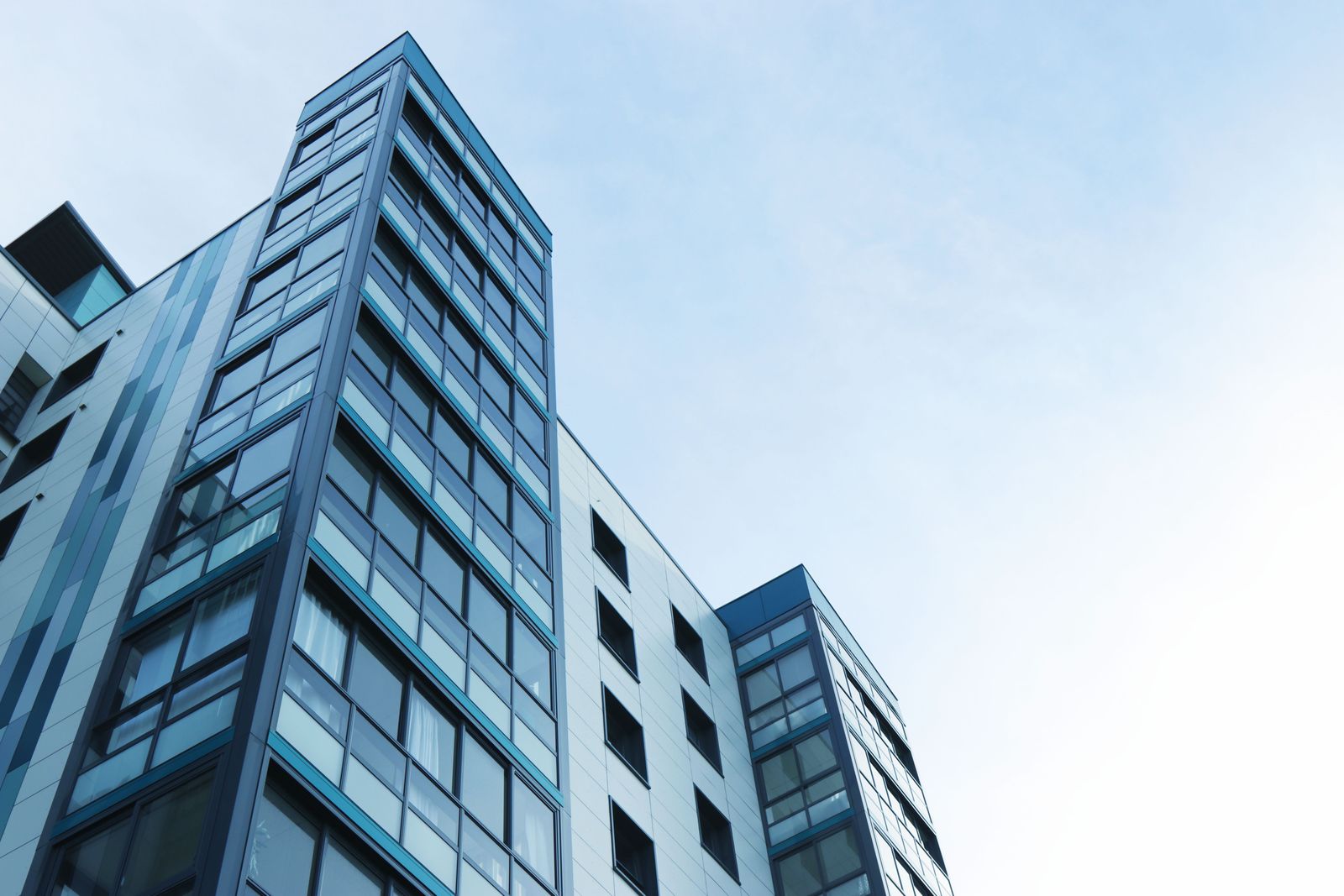 Moderne Gebäudefassade – Objektschutz durch CITYSEC GmbH